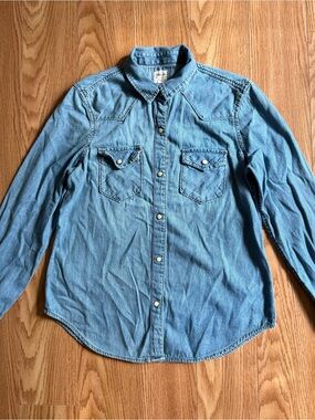 GAP Denim Button Up Shirt Size Medium
100 Percent Cotton